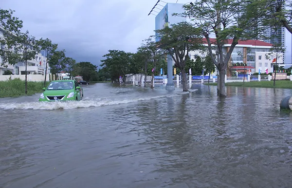 Triều cường đạt đỉnh, nhiều tuyến đường bị ngập ảnh 13 Triều cường đạt đỉnh, nhiều tuyến đường bị ngập ảnh 13